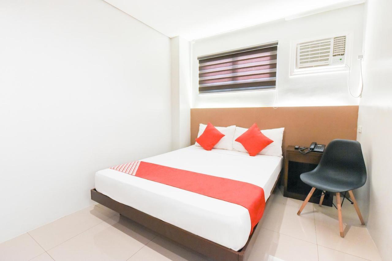 Oyo 111 The Chipper Hotel Quezon City Exterior foto