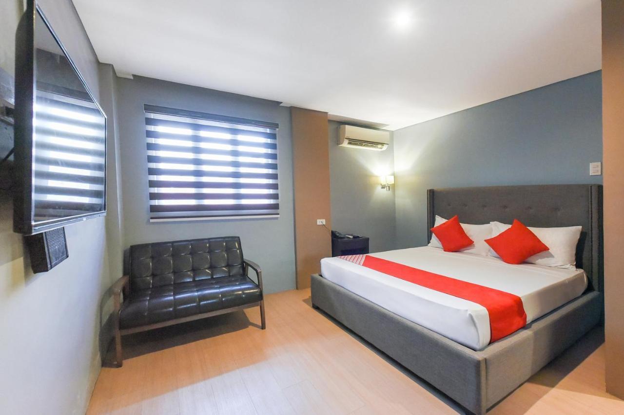Oyo 111 The Chipper Hotel Quezon City Exterior foto